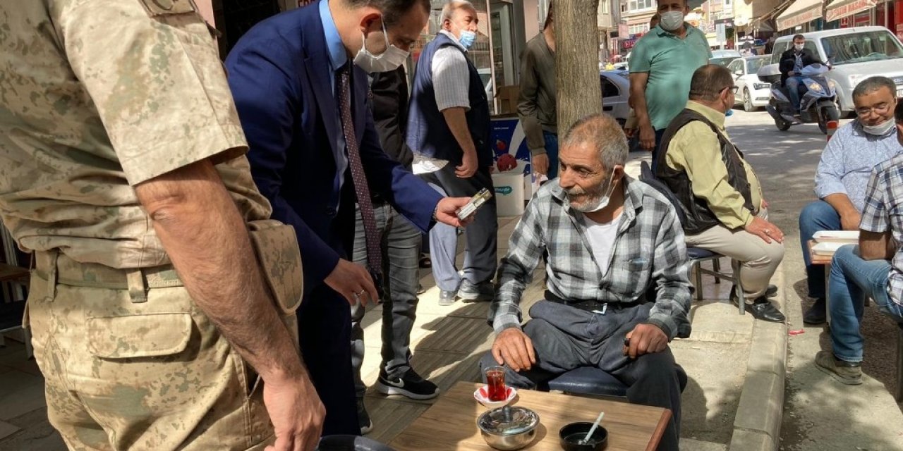 Covid-19 denetiminde Vali Yardımcısı Abbasoğlu, bir kişiye sigarayı bıraktırdı