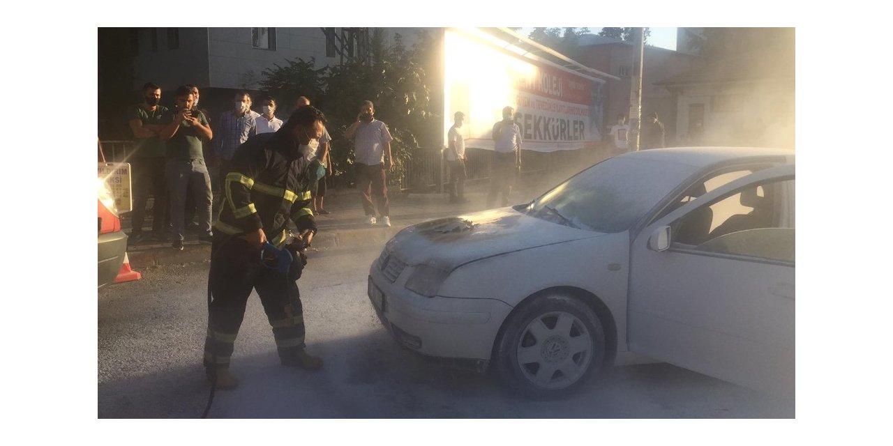 Seyir halindeki otomobil yandı