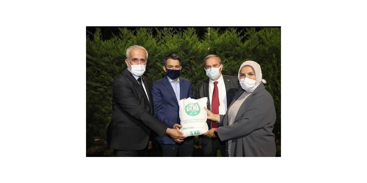 Bakan Pakdemirli’ye pirinç ve kestane ikram edildi