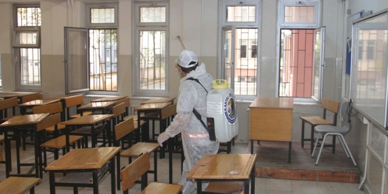 Kartal Belediyesi, öğrencileri ile buluşacak okulları dezenfekte ediyor