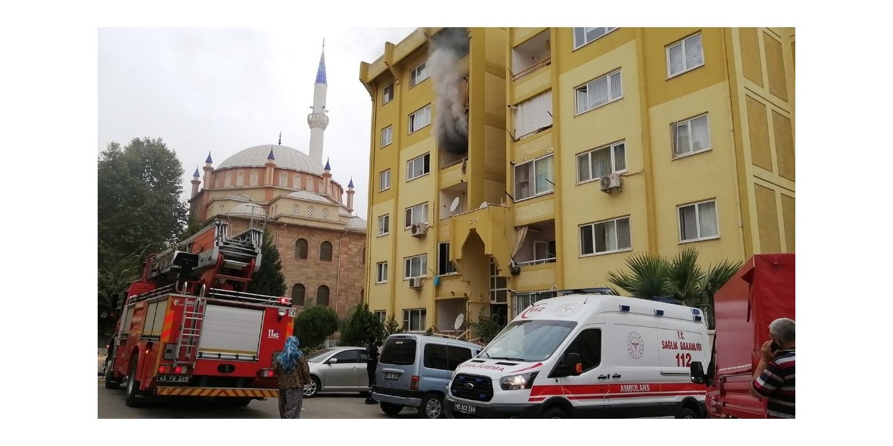 Manisa’da ev yangını paniğe neden oldu