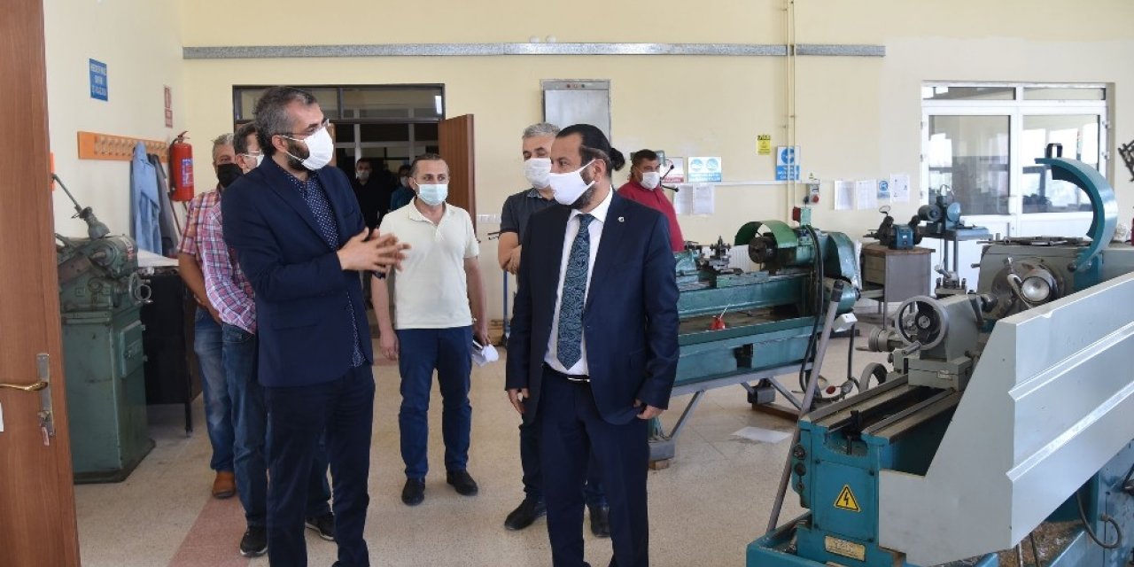 Rektör Akgül, Teknik Bilimler MYO atölyelerini gezdi