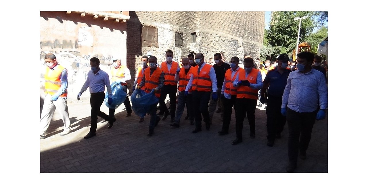 Sur sokaklarında önce temizlik ardından korona virüs denetimi yapıldı