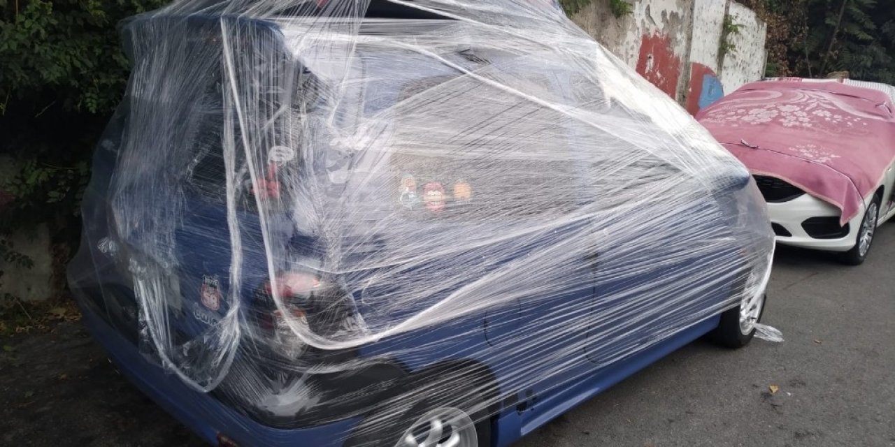 Aracını doludan korumak isteyen sürücüden sıra dışı yöntem: otomobili streç ile sardı