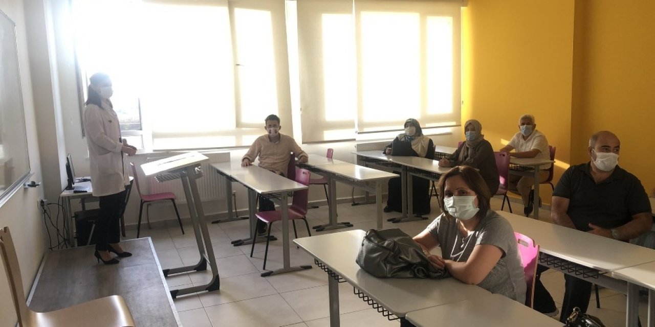 Özel Uğur Lisesi sık sık velilere bilgilendirme yapıyor