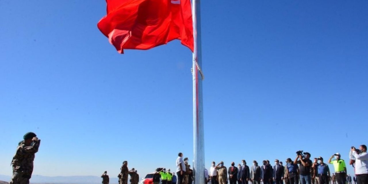 Yeni yapılacak Özel Harekat binası için dev Türk bayrağı