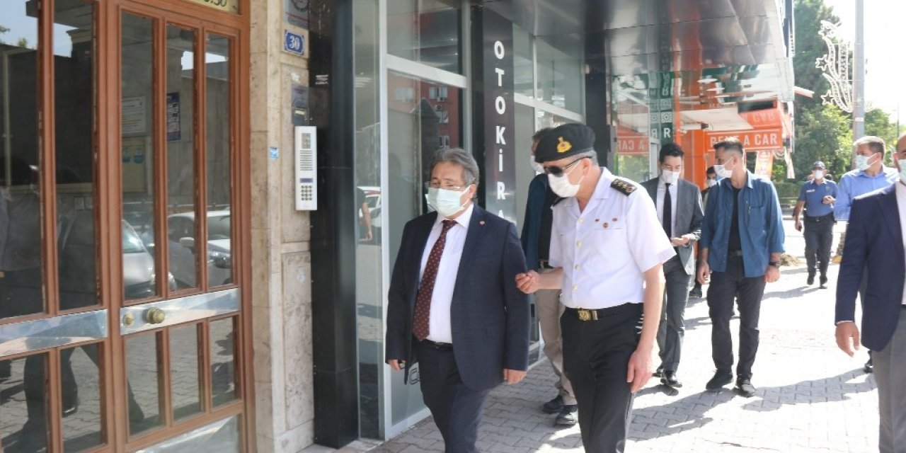 Maskesiz telefonla konuşan şahıs, polise kimlik vermemek için direndi