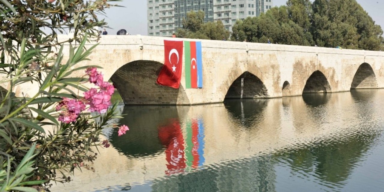 Adana, Türk ve Azerbaycan bayraklarıyla donatıldı