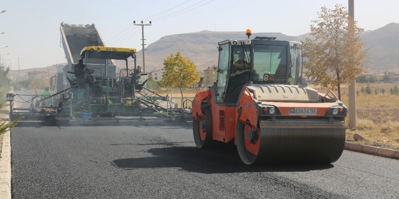 Şehit Ömer Mavi Caddesi’nde sıcak asfalt çalışmaları başladı