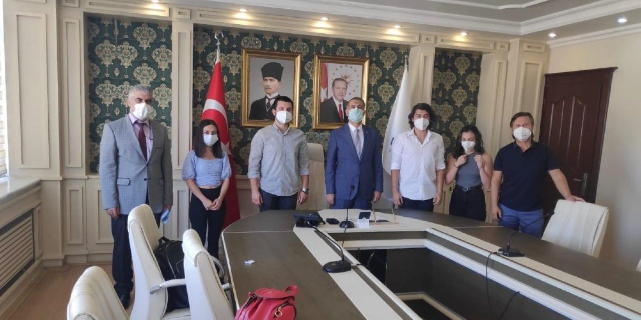 Üniversiteli öğrencilerinden ilkokul öğrencilerine destek