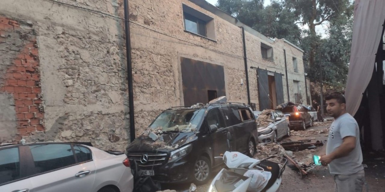 İzmir’de 5 araç çöken duvarın altında kaldı