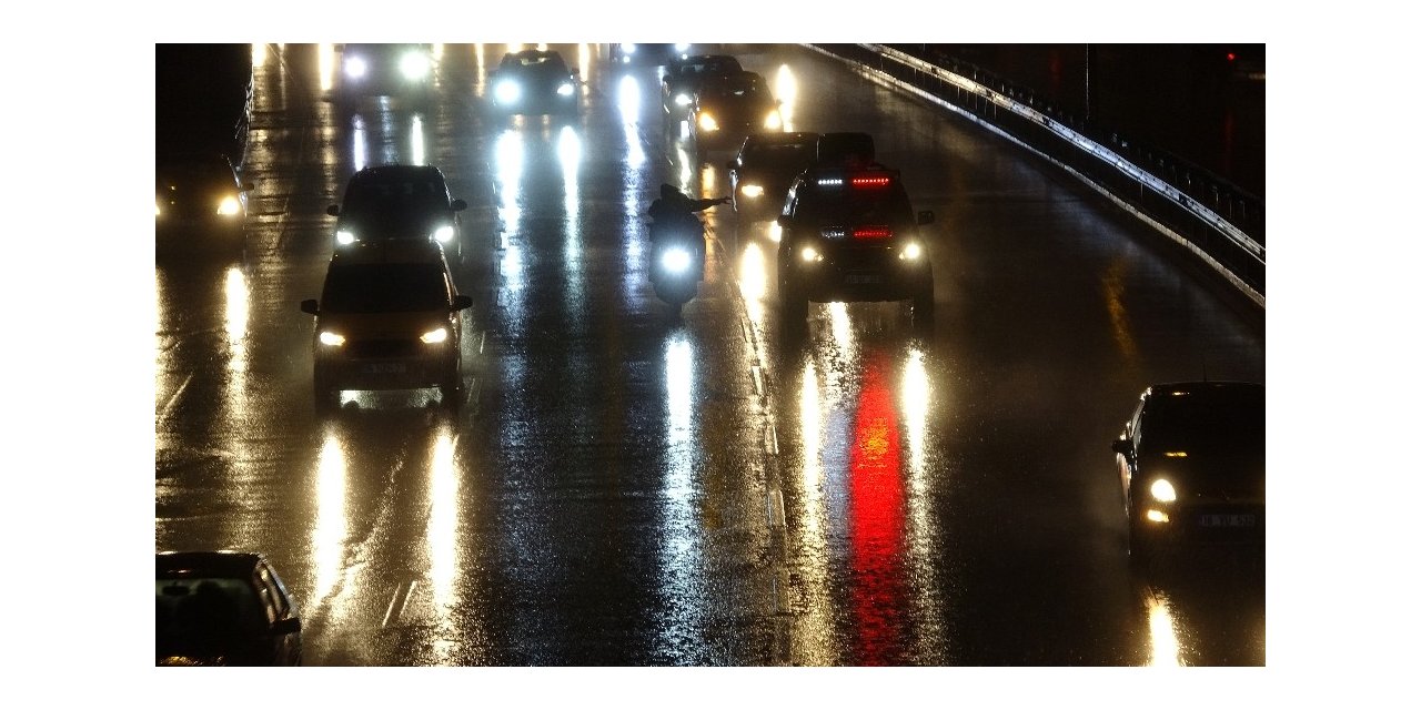 Bursa’da sağanak yağmur hayatı felç etti