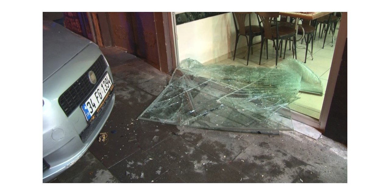 Kontrolden çıkan otomobil önce aydınlatma direğine ardından park halindeki araca çarptı: 1 yaralı