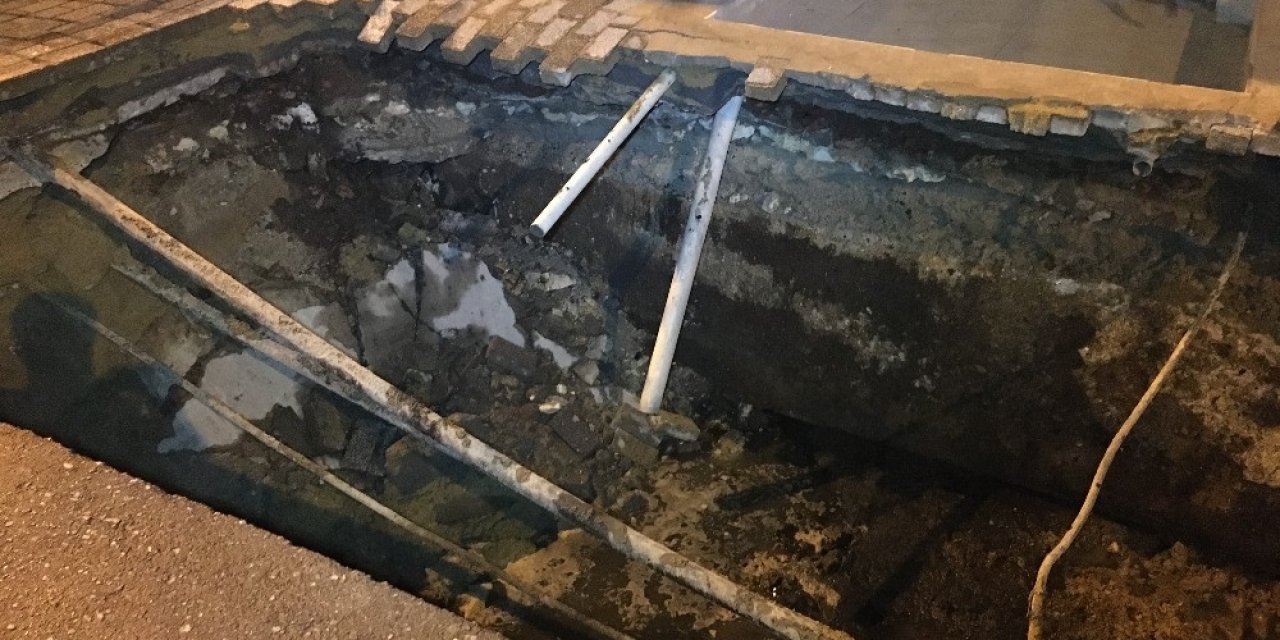 Küçükçekmece’de yaya kaldırımı çöktü