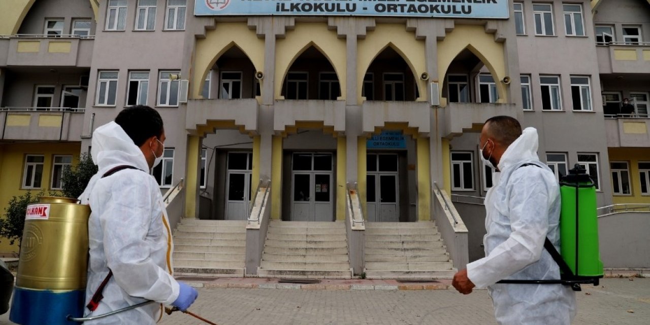 Saruhanlı Belediyesi okulları dezenfekte etti