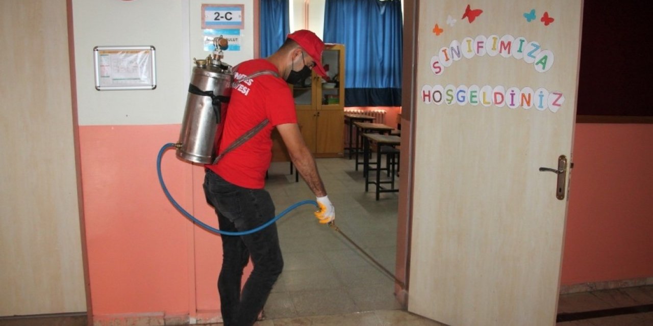 Menderes’te okullar dezenfekte edildi