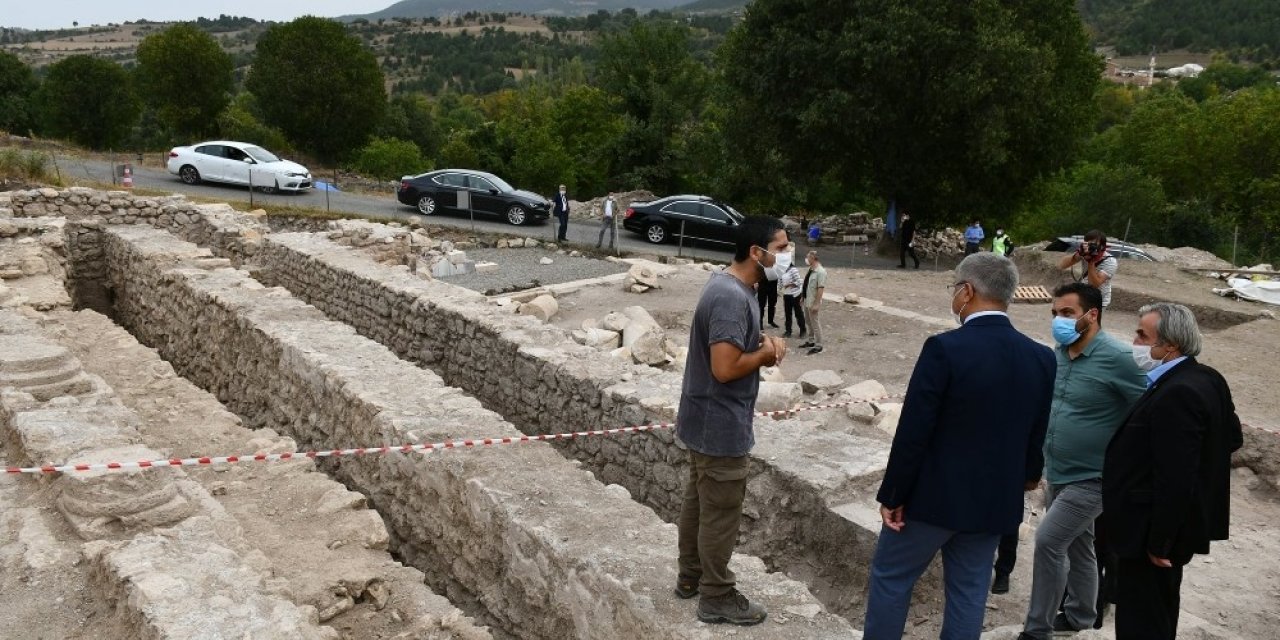 Vali Gürel hem denetledi hem de antik kentte çalışmaları yerinde inceledi