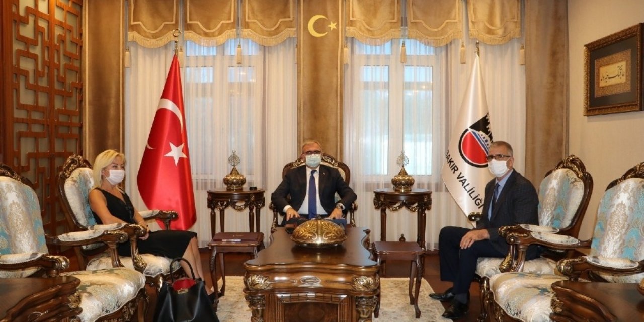 Hayırsever iş kadınından Dicle’ye halk kütüphanesi