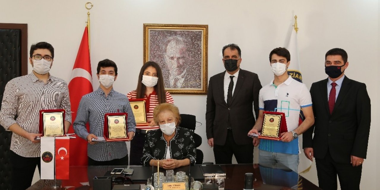 Nüket Ersoy’dan başarılı öğrencilere ödül