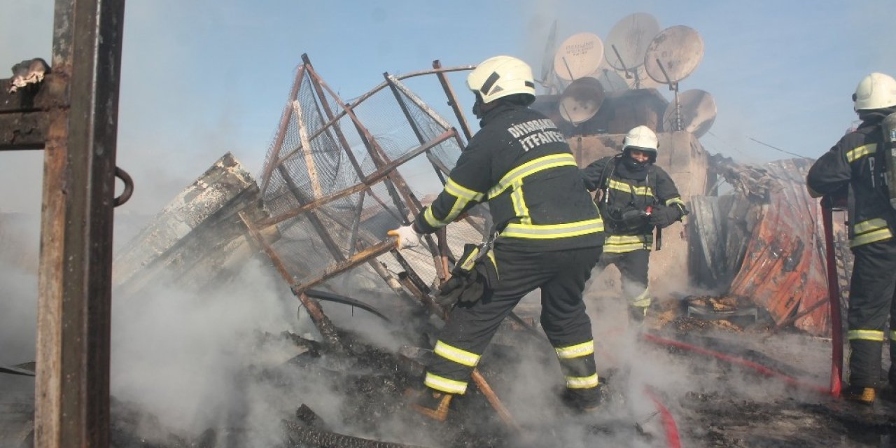 Diyarbakır’da 8 katlı binada yangın, onlarca güvercin telef oldu