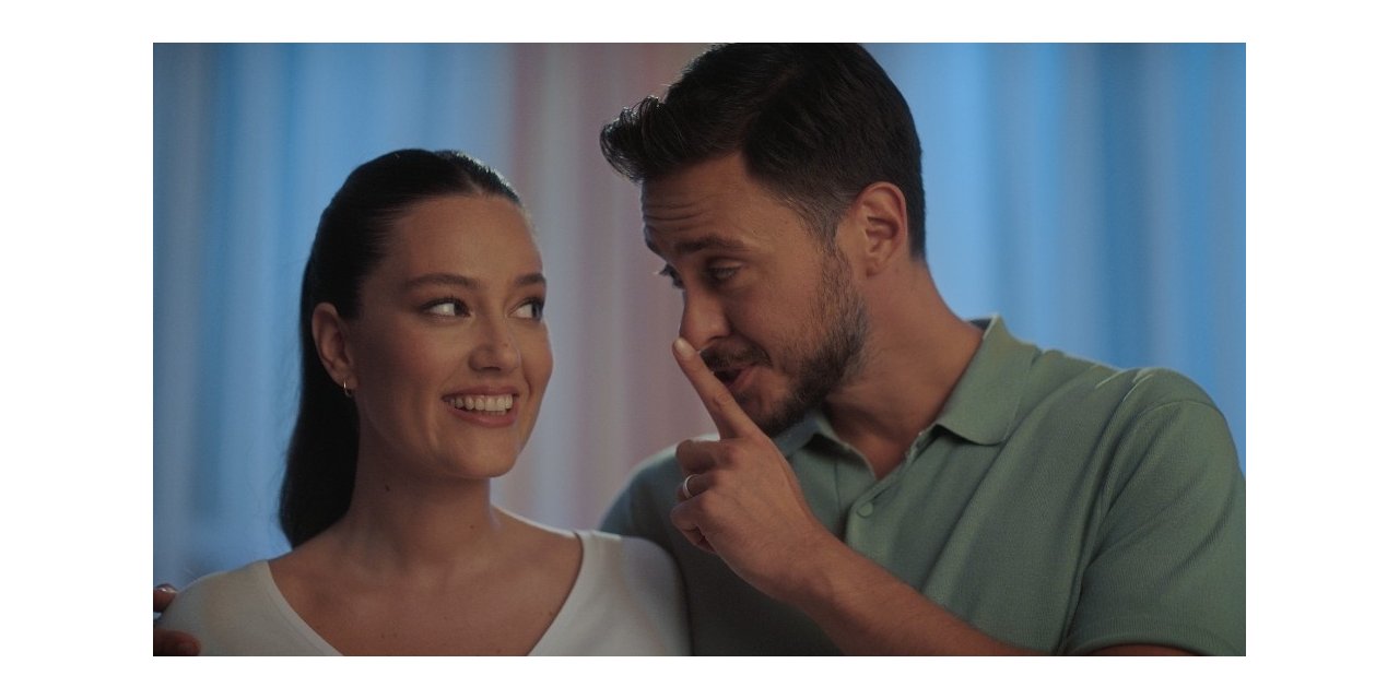 Pelin Akil-Anıl Altan çifti ikiz bebekleriyle yeni reklam filminde