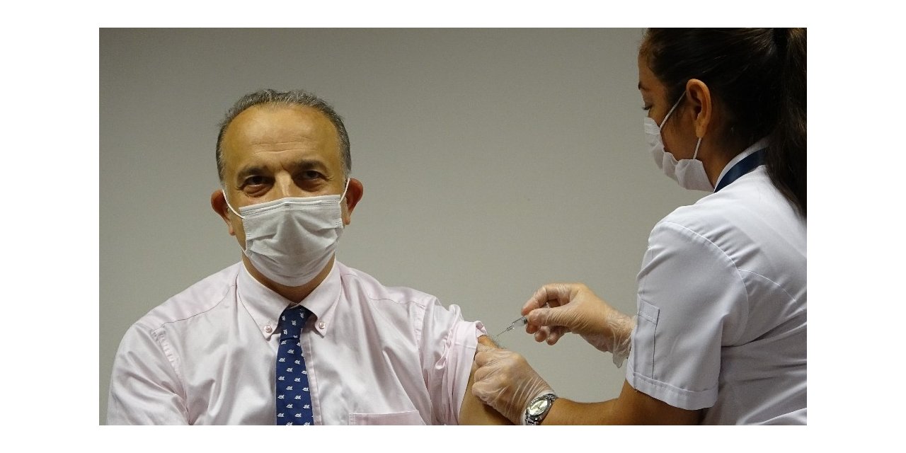 Dekan gönüllü olarak kendine korona virüs aşısı yaptırdı