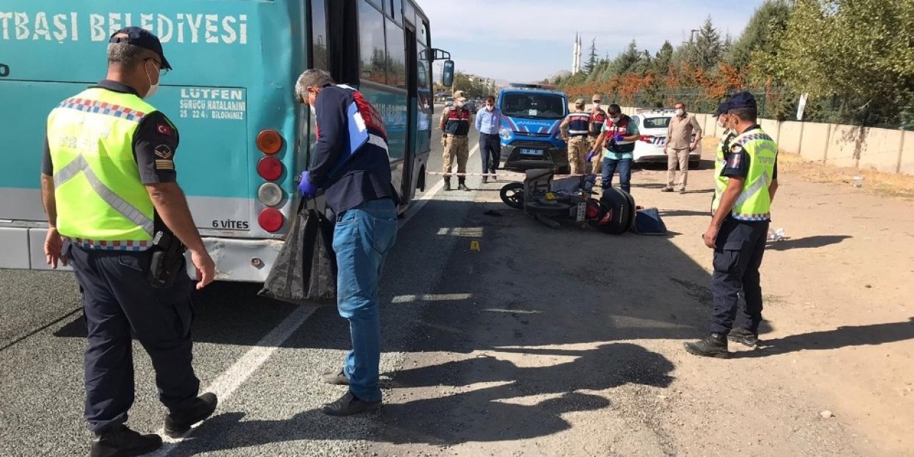 Motosiklet, otobüse çarptı: 1 ağır yaralı