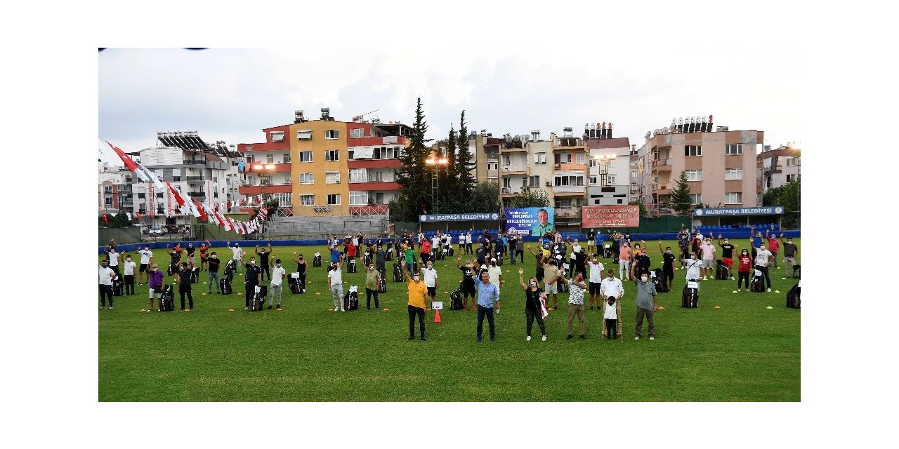 Muratpaşa’dan amatör kulüplere malzeme desteği