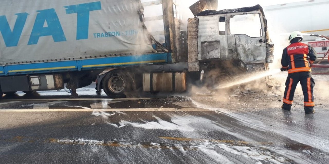 Tarsus’ta tırın çekicisi yandı