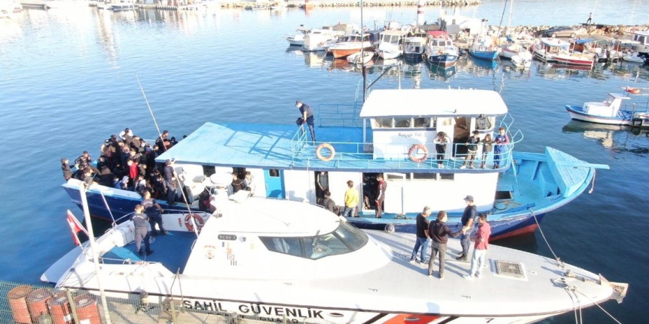 İzmir’de yurt dışına geçmeye çalışan tekneye baskın: Çok sayıda kişi yakalandı