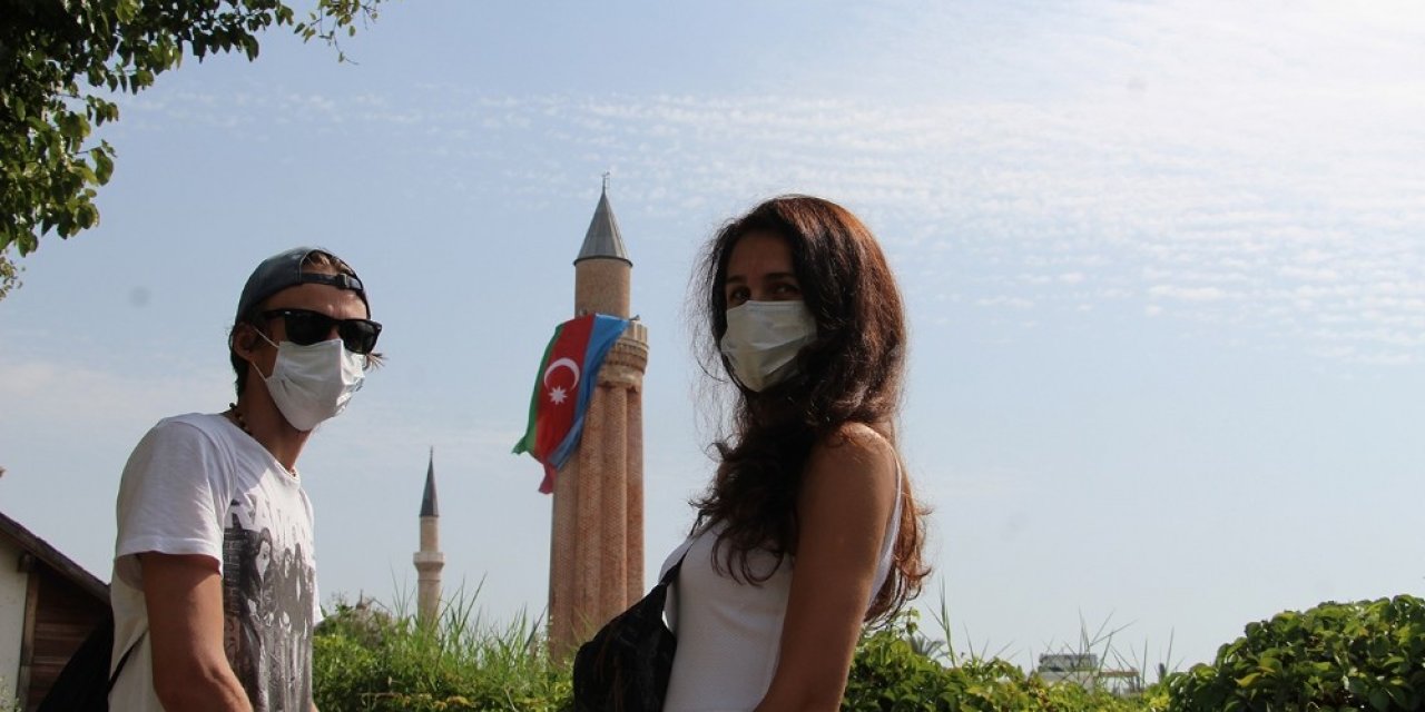 Antalya’da tarihi Saat Kulesi ve Yivli Minare’ye Türk ve Azerbaycan bayrakları asıldı