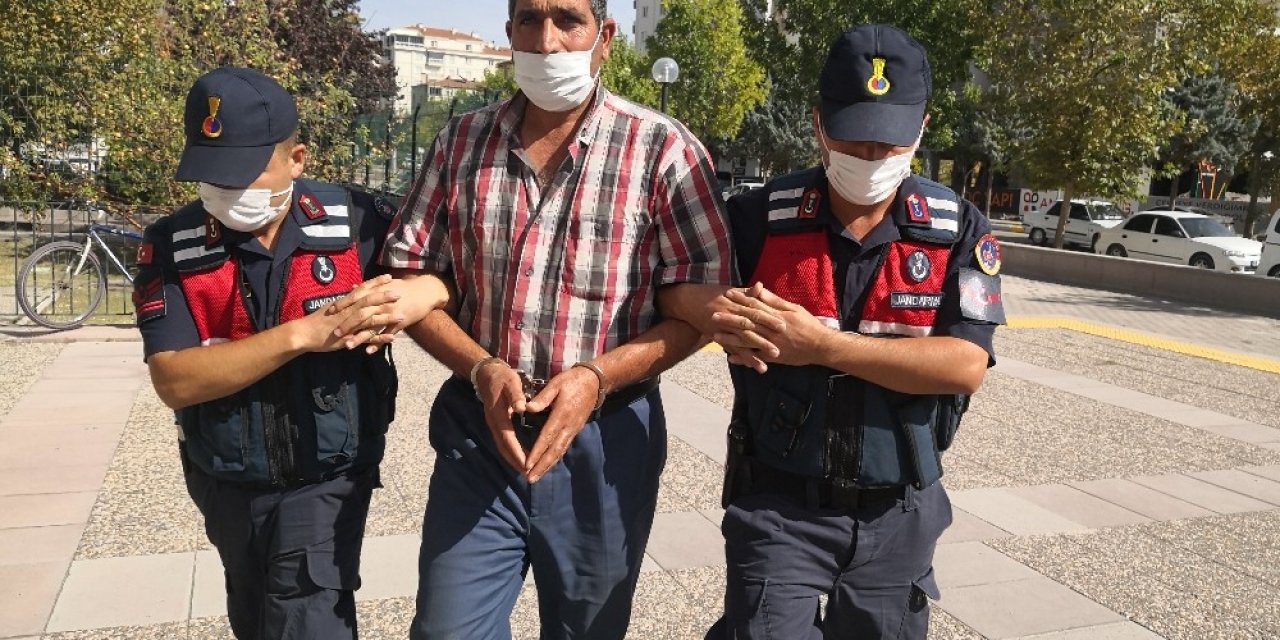Ağzında emzikli torununun eline silah verip ateş ettirdi