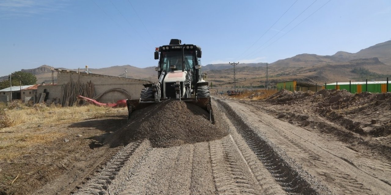 Arıtma tesisi yolu asfalt serimi için hazır