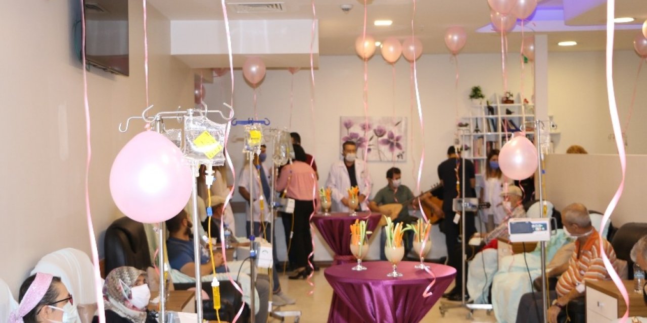 Kansere dikkat çekmek için pembe etkinlik