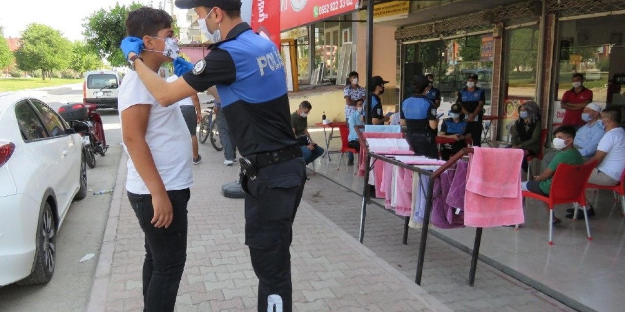 Mersin’de vatandaşlar Covid-19’a karşı bilgilendirildi