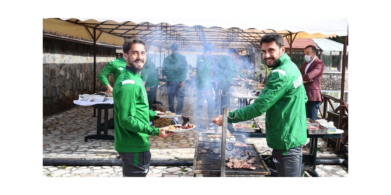 Bursaspor barbekü partisinde moral depoladı