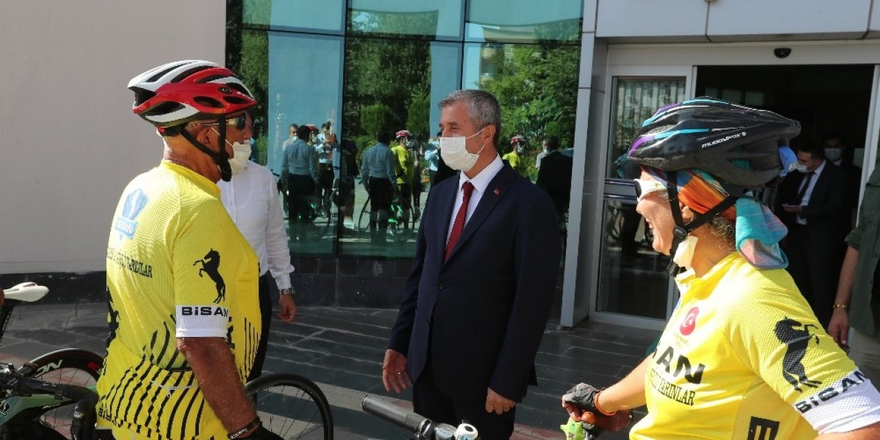 Bisikletçiler Başkan Tahmazoğlu’nu ziyaret etti