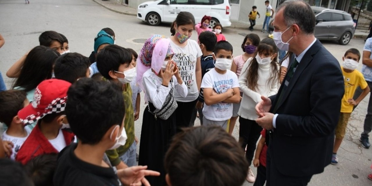 Taban’dan sokakları temizleyen çocuklara sürpriz ziyaret
