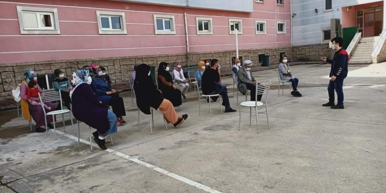 Veli toplantısı okul bahçesinde yapıldı