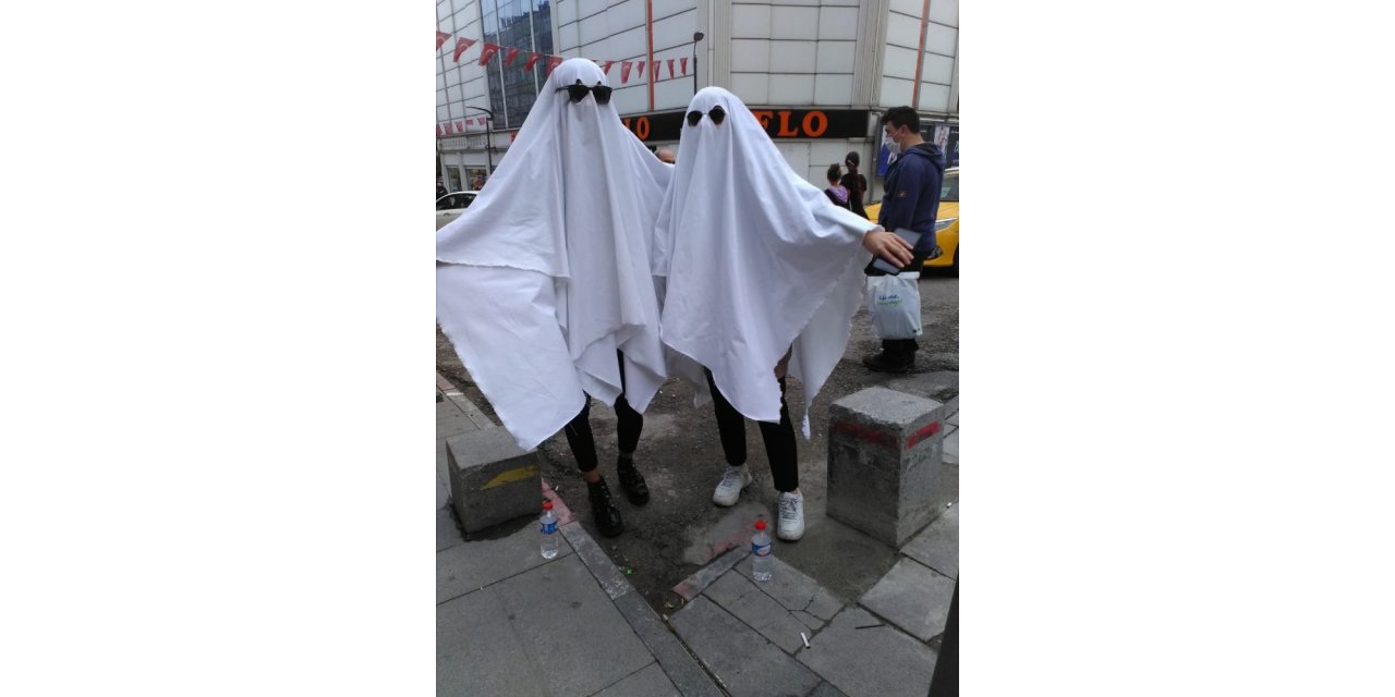 Hayalet kılığında korona virüse dikkat çektiler
