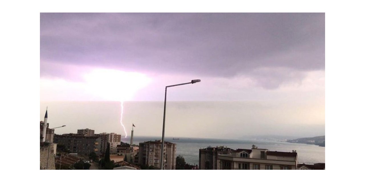 Yıldırım düştü, ağaç parçalandı