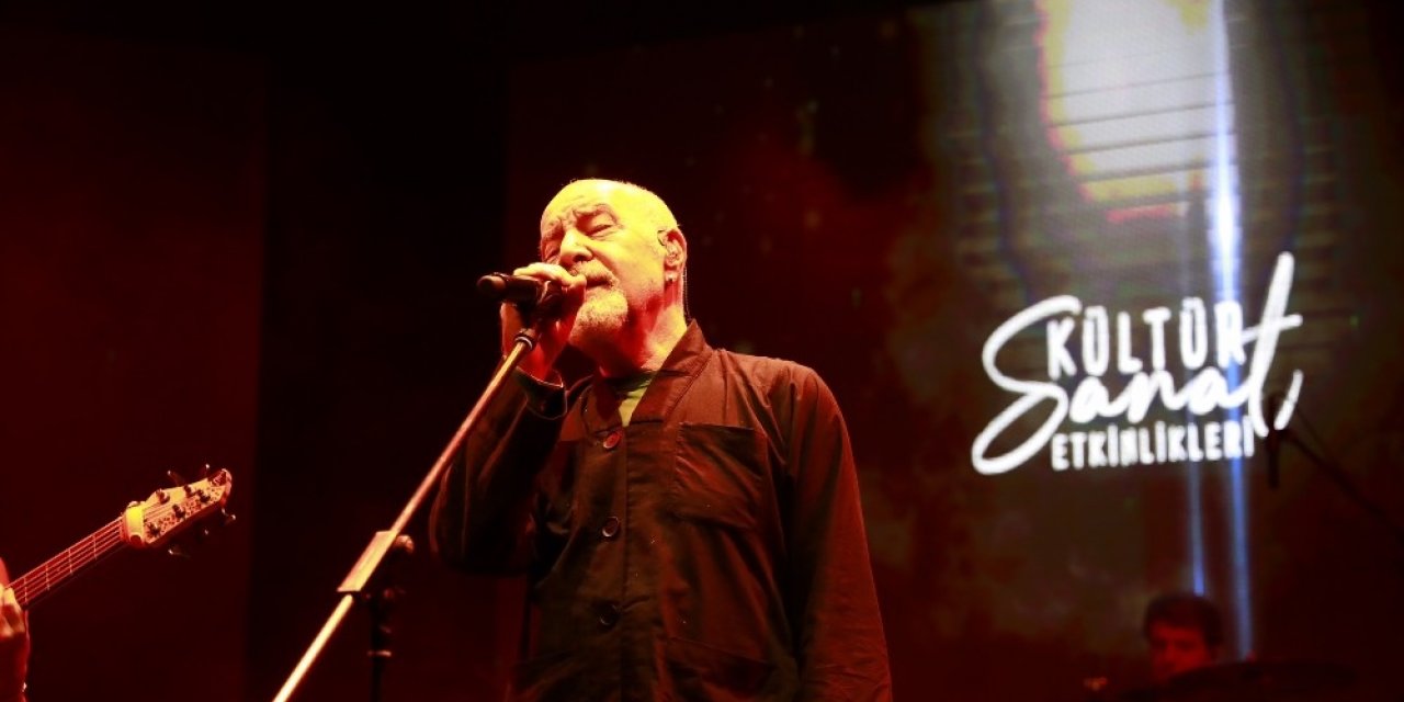 Esenler’de kültür sanat sezonu Mazhar Alanson konseri ile açıldı