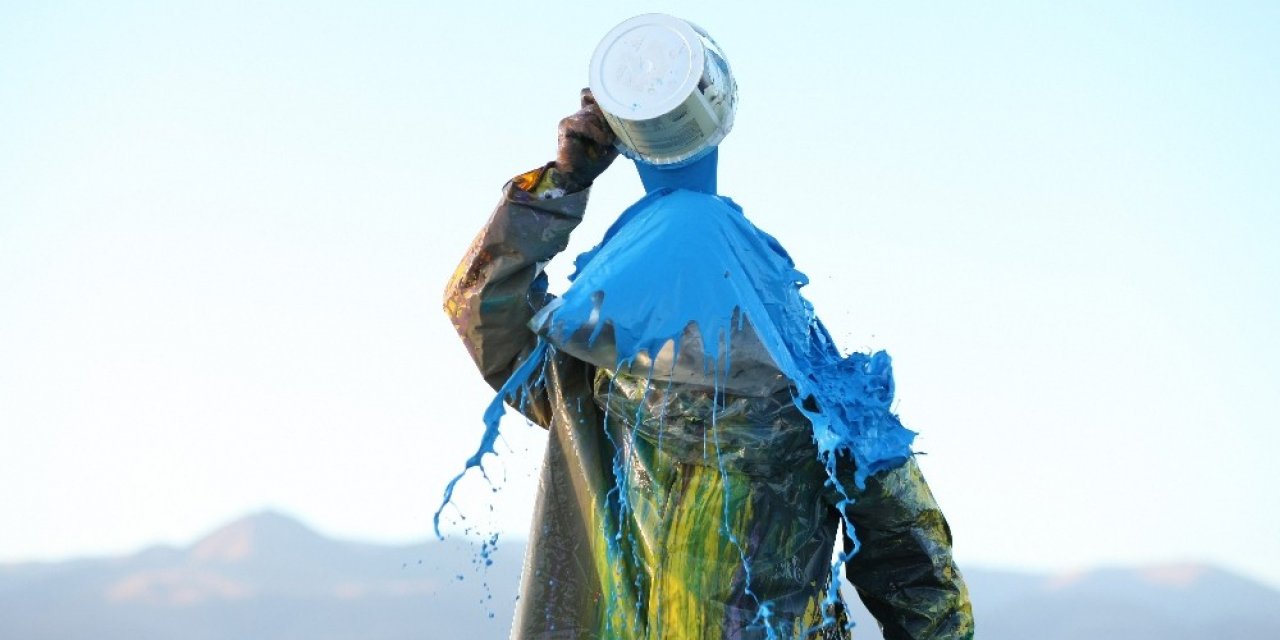 Profesörden Baksı Müzesindeki 'Maske ve Çağrışımlar' isimli sergi için boyalı performans