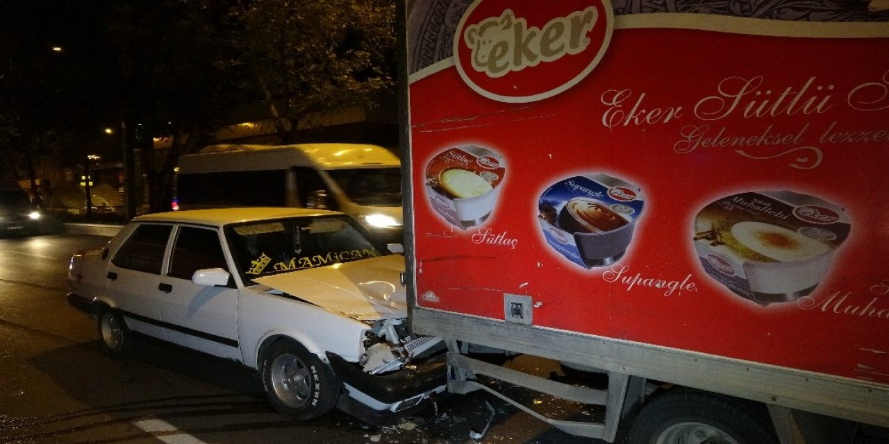 'Dur' ihtarına uymayan sürücü kaza yaptı! Yola attığı çantada uyuşturucu ve silah çıktı