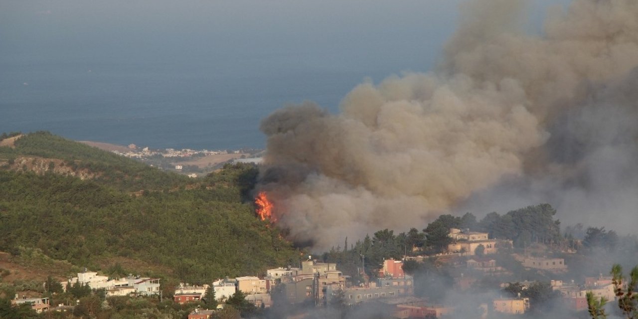 Hatay’da orman yangınlarına havadan ve karadan müdahale sürüyor