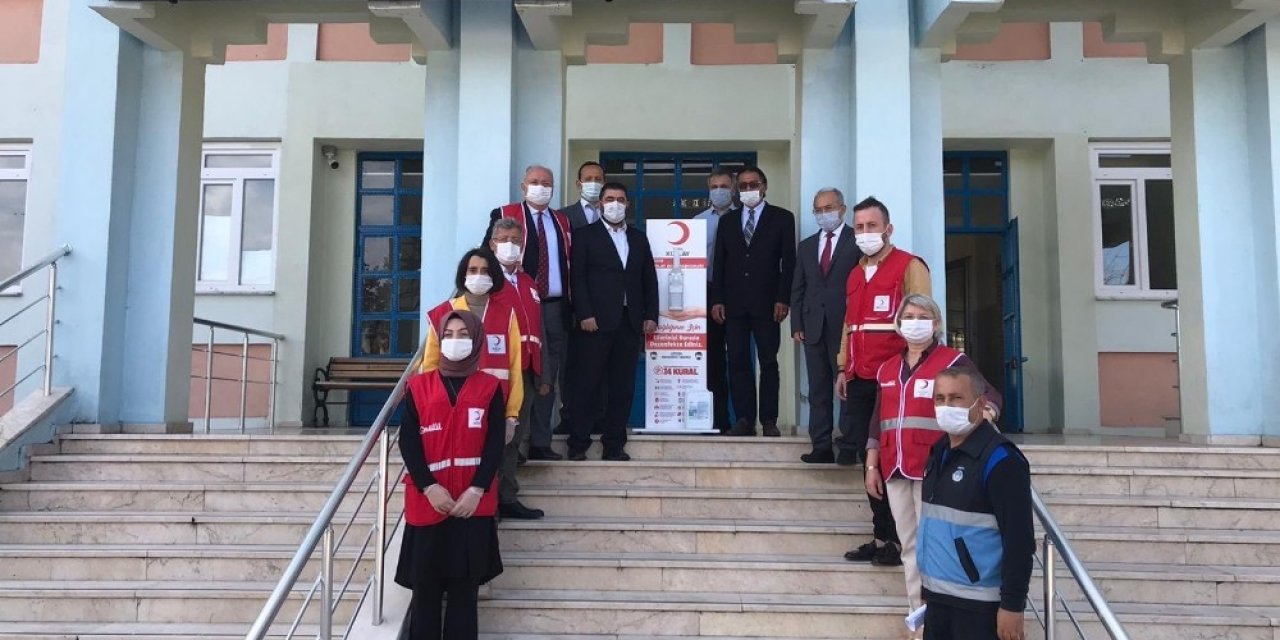 Kızılay’dan İlkokul öğrencilerine kırtasiye, liselere dezenfektan
