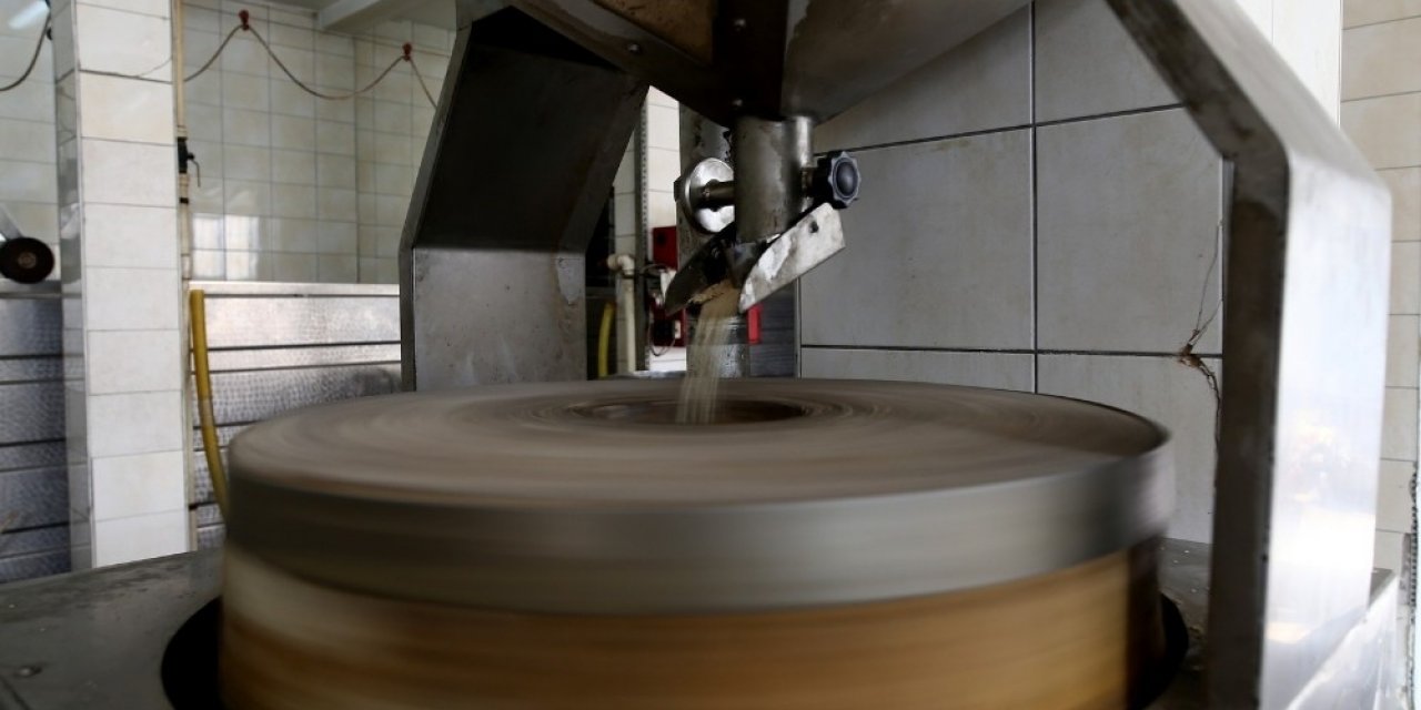 Taş değirmen helvasına büyük rağbet