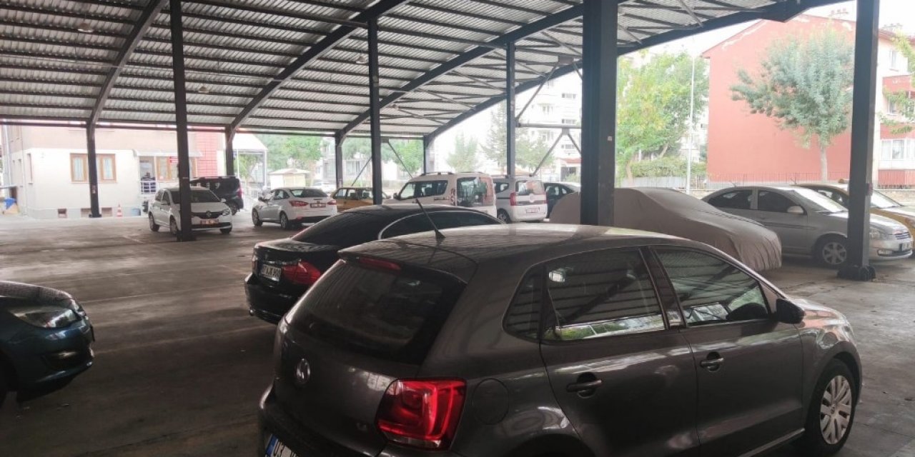 Araç sahipleri dolu önlemini kapalı pazar yerlerine sığınarak aldı