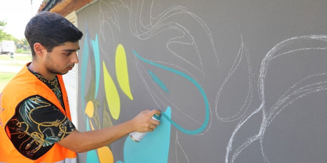 Demokrasi Meydanının duvarları grafiti ile renkleniyor