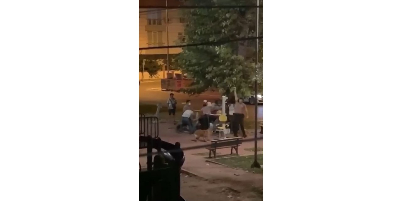Parktaki kavga, bekçinin havaya ateş açmasıyla sonlandı